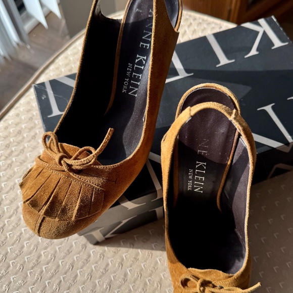 Anne Klein Butterscotch Suede Sling Back Sz. 7.5 - Picture 2 of 5
